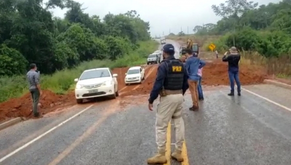 Após serviço provisório, passagem de veículos leves é liberada na BR-317 